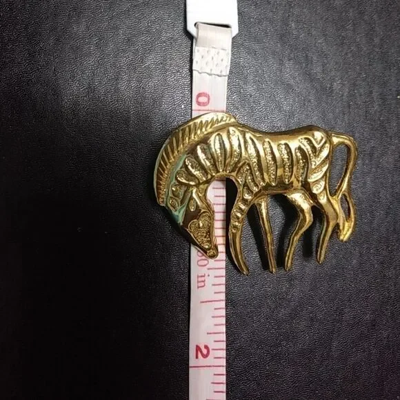 Gold tone zebra brooch - Picture 7 of 7